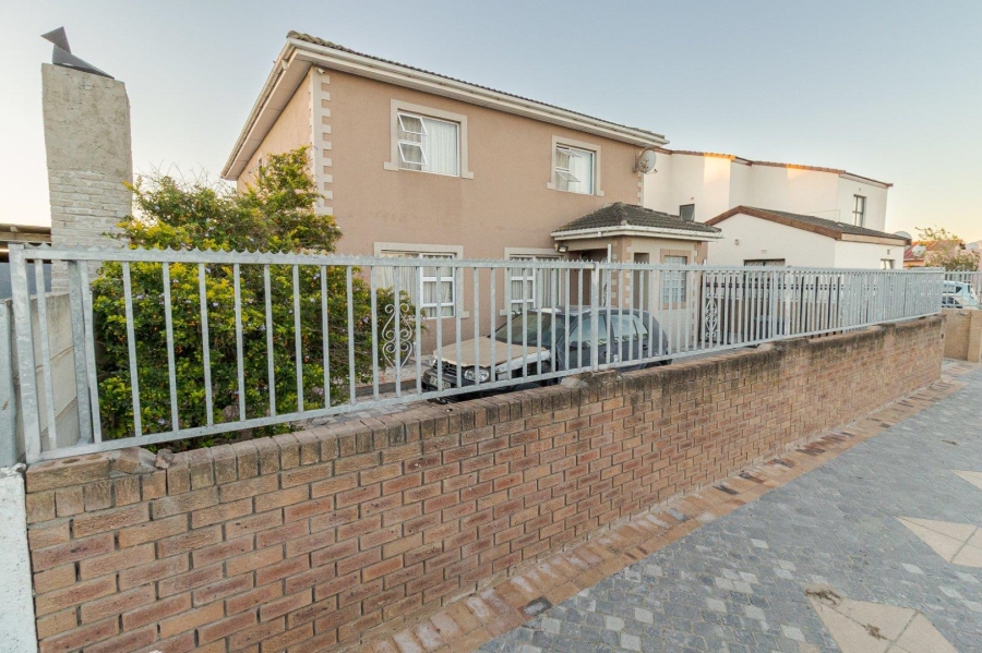 4 Bedroom Property for Sale in Devon Park Western Cape